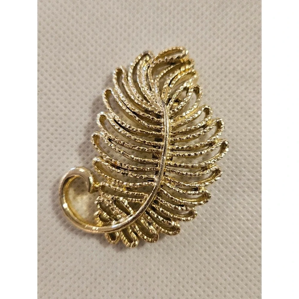 Vintage GERRYS  Gold Tone‎ Textured Large 2.2